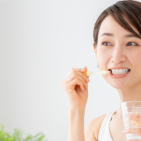 歯を磨く