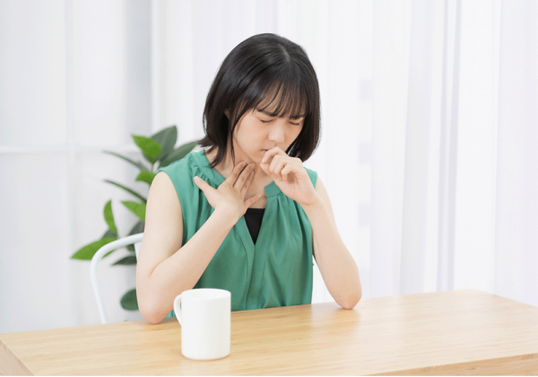 喉が痛い女性