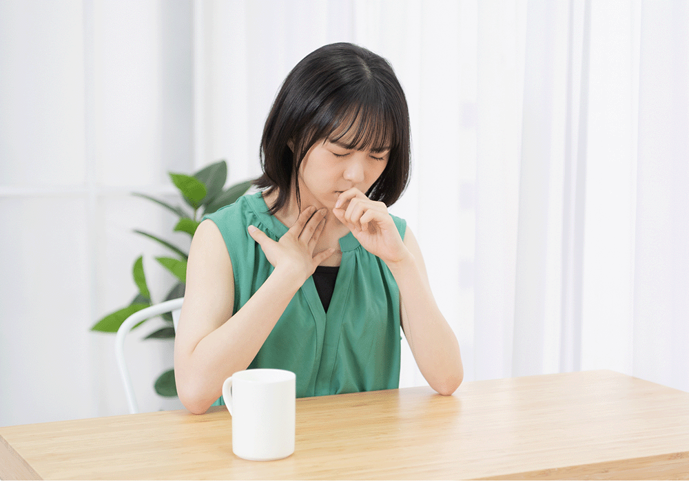 喉が痛い女性