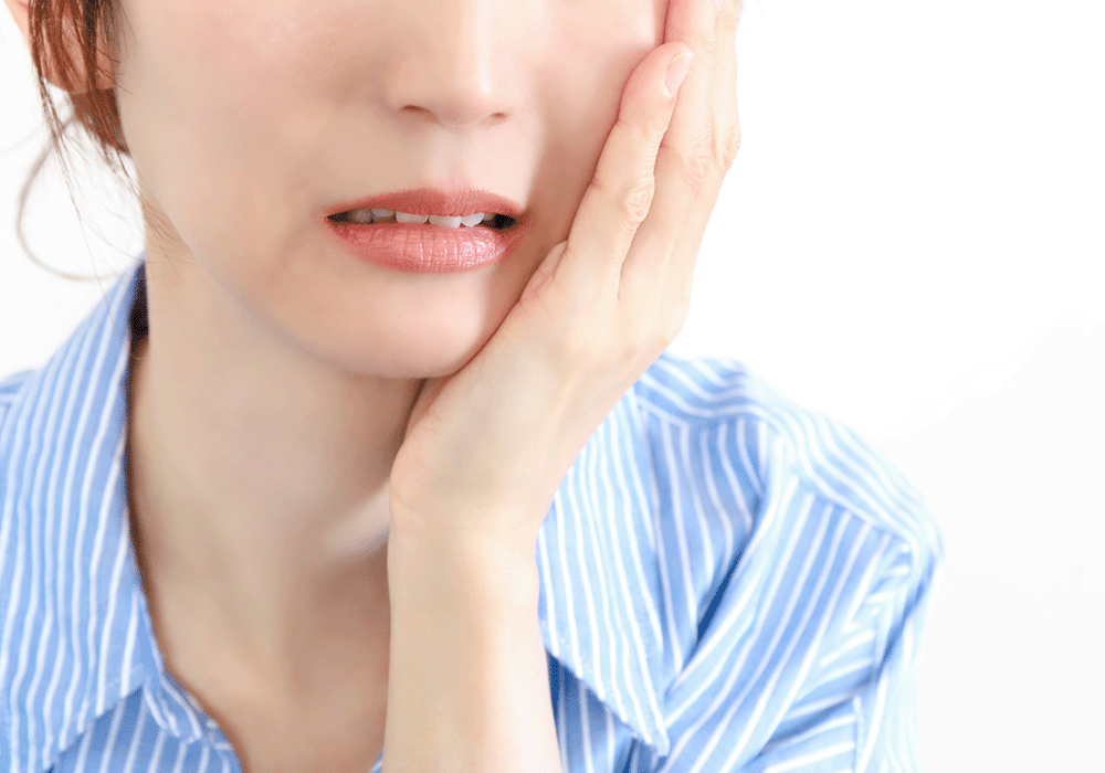 口元が痛い女性