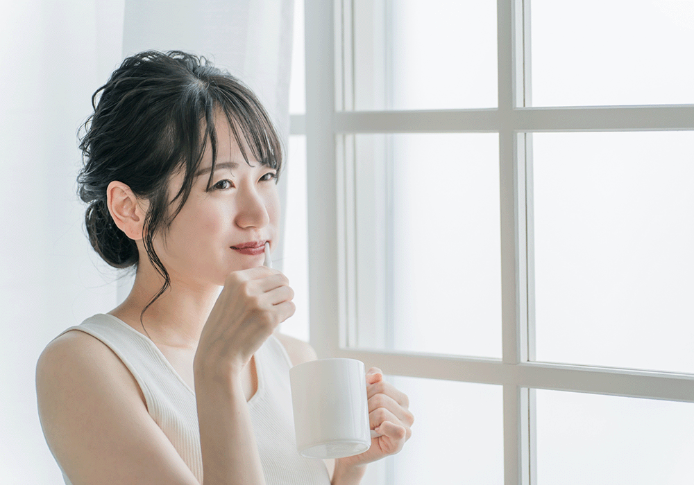 歯みがきをする女性
