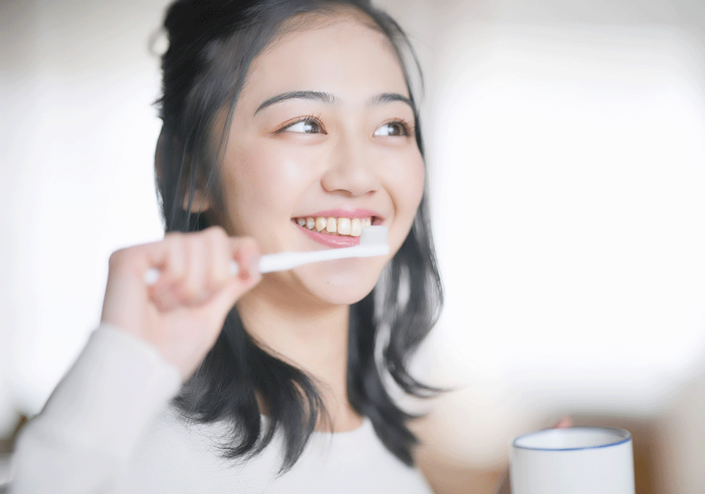 歯みがきをする女性